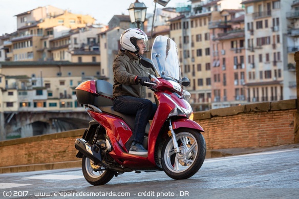Honda SH 125i en ville