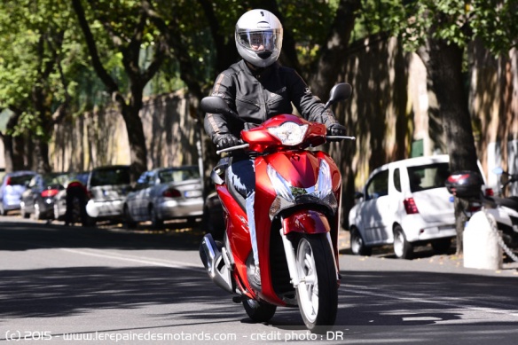Honda SH 125i de face