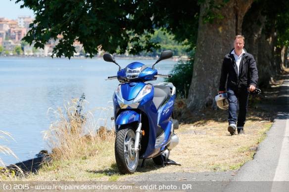 Honda SH 300 et motard