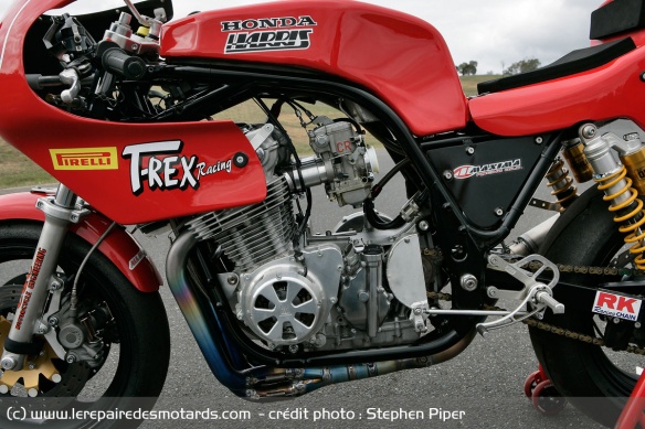 La moto repose sur un cadre Harris en acier CrMo modifié