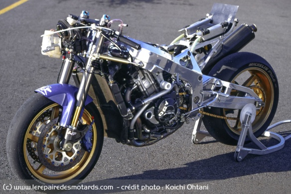 Le châssis reste très léger puisque la moto revendique seulement 163 kg sans essence
