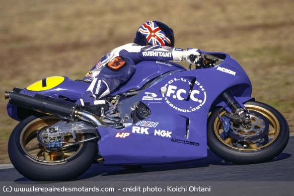 Au premier abord, l'AC90M parait beaucoup plus grosse que la Fireblade de série