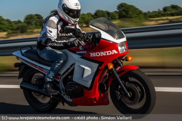 Honda VF 500 F2 sur autoroute