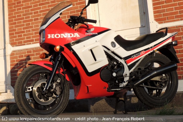 Honda 500 VF F2 de coté