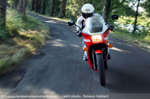 Honda 500 VF F2 sur départementale