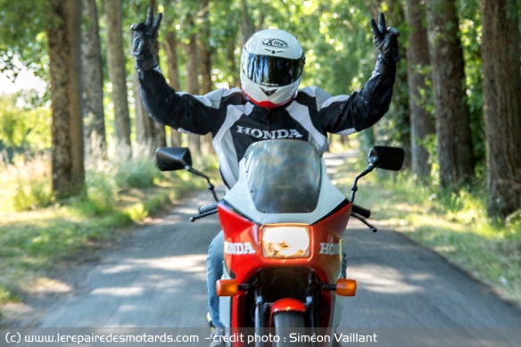Honda 500 VF F2 de face