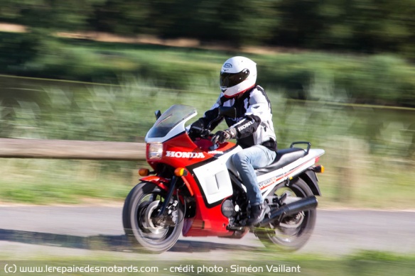 Honda 500 VF F2 sur autoroute