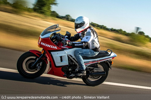 Honda 500 VF F2 sur nationale