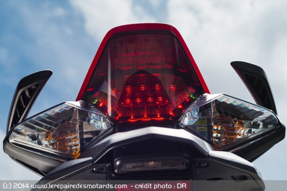 Feu arrière Honda VFR 800