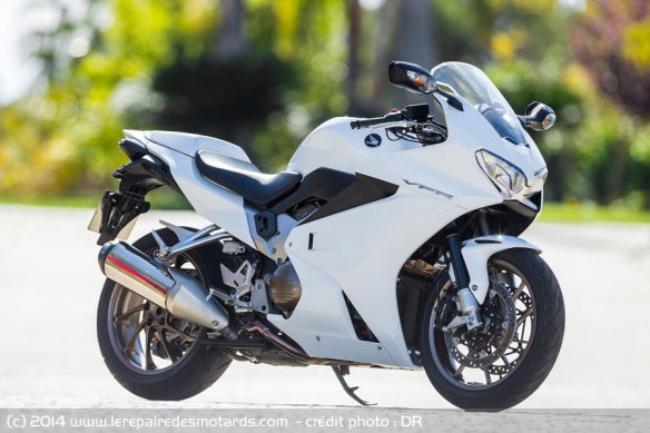 Honda VFR 800 en blanc