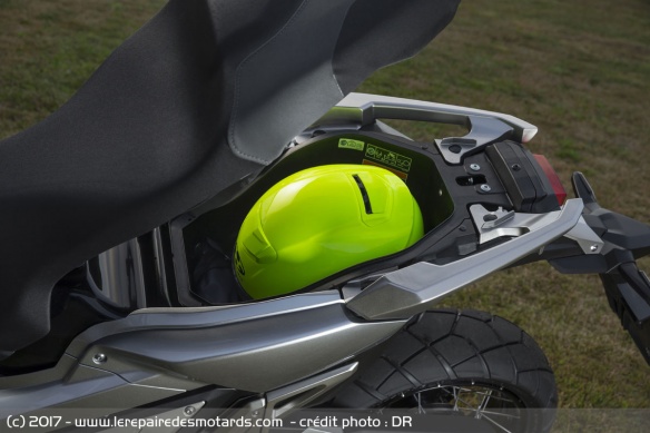 Le coffre permet de loger un casque intégral