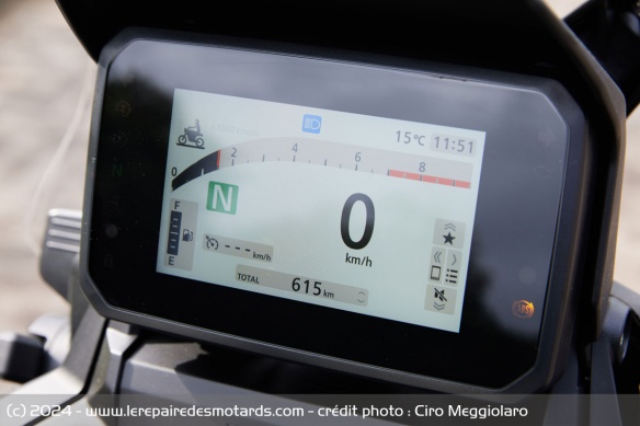 Le compteur TFT couleur de 5 pouces du Honda X-ADV 750