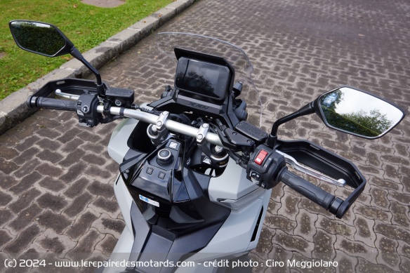 Le poste de conduite du Honda X-ADV 750