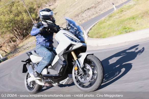 La partie cycle n'a pas grand-chose à envier à celle d'une moto en termes de comportement