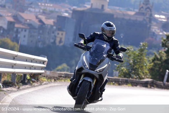 Géométrie de moto, position de scooter... les premiers mètres peuvent être déstabilisants