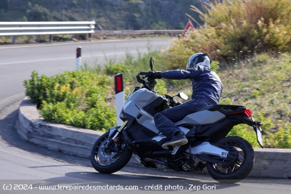 Le X-ADV se montre malgré tout facile et équilibré