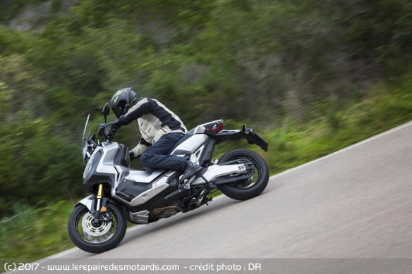 Le Honda X-ADV sur petite route