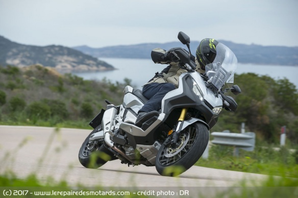 Le Honda X-ADV en courbe