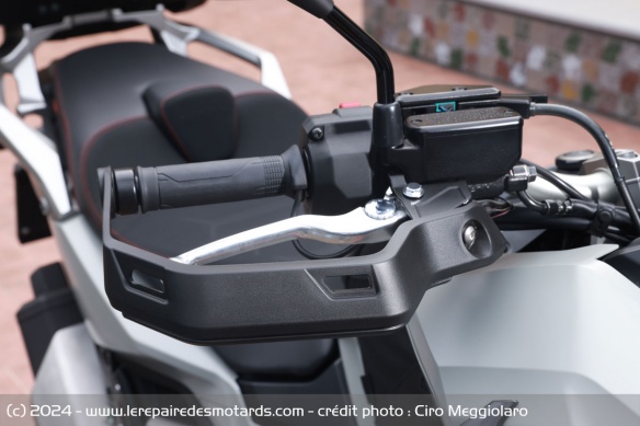 Le X-ADV 750 ne manque pas d'équipements, à l'image de ses protège-mains