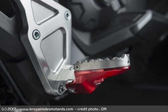 Le X-ADV peut recevoir des repose-pieds Rizoma