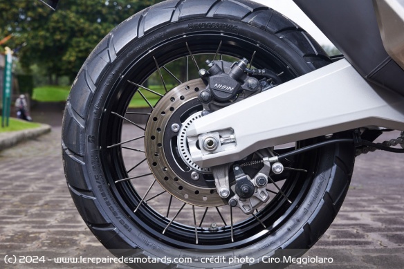 Les jantes à rayons sont chaussées de pneus Bridgestone AX41T
