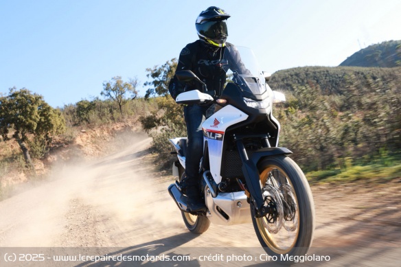 Le trail et son équipement ne nous font pas perdre de vue que l'on reste face à une moto essentiellement routière