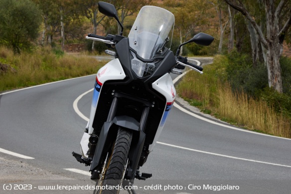 Le phare avant de la Honda XL750 Transalp