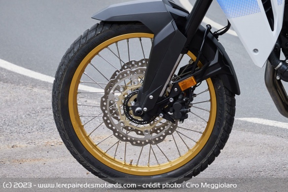 La jante avant à rayons de la Honda XL750 Transalp