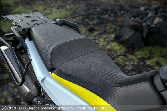 Une selle haut perchée à 854 mm (voire 874 mm) mais confortable