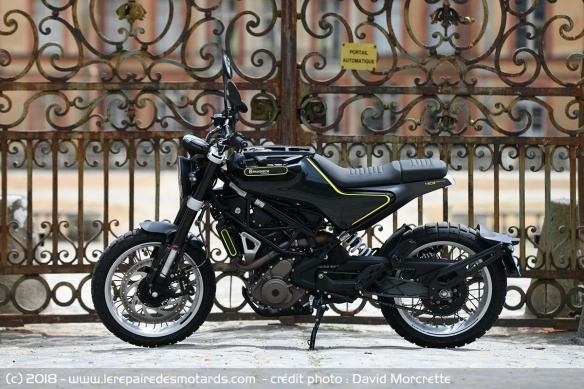 Husqvarna Svartpilen 401 à l'aise à la ville comme au champ
