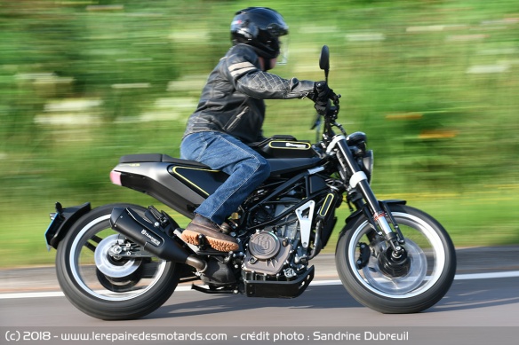 Husqvarna Svartpilen 401 sur autoroute