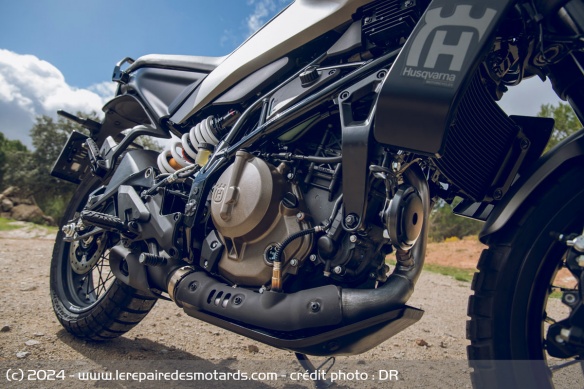 Le moteur monocylindre passe là aussi à 398 cm3