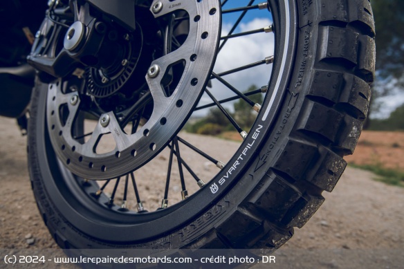 Les Pirelli Scorpion STR sont bien adaptés à la monture