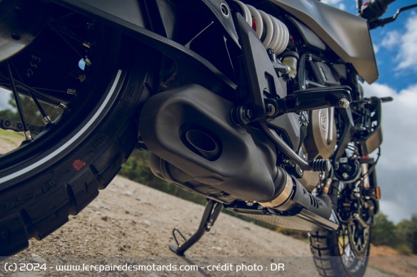 Discret, le silencieux est placé sous la moto
