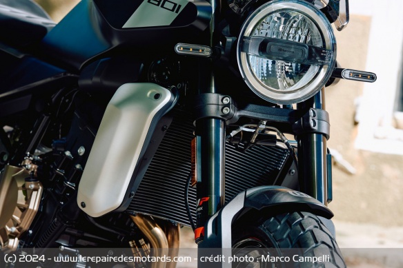 La fourche de la Husqvarna Svartpilen 801