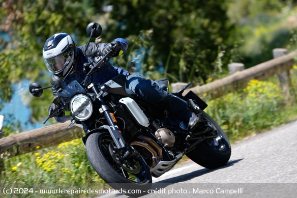 Essai de la Husqvarna Svartpilen 801 sur route