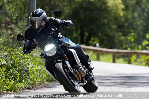 Essai de la Husqvarna Svartpilen 801 en ville