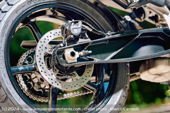 La roue arrière de la Husqvarna Svartpilen 801