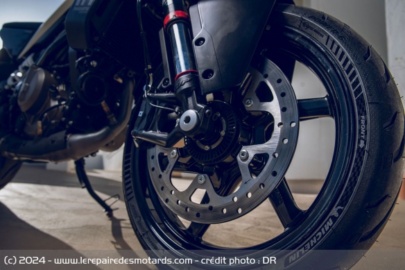 L'étrier radial Bybre suffit amplement à freiner les ardeurs de la Vitpilen 401