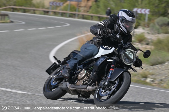 Le monocylindre ne manque pas de tonus sur les petites routes