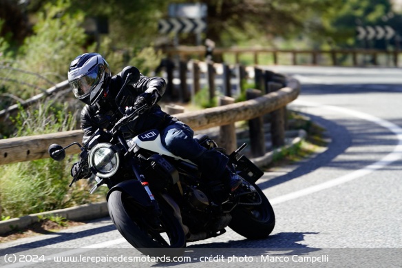 Sur route, la Vitpilen 401 se montre globalement efficace