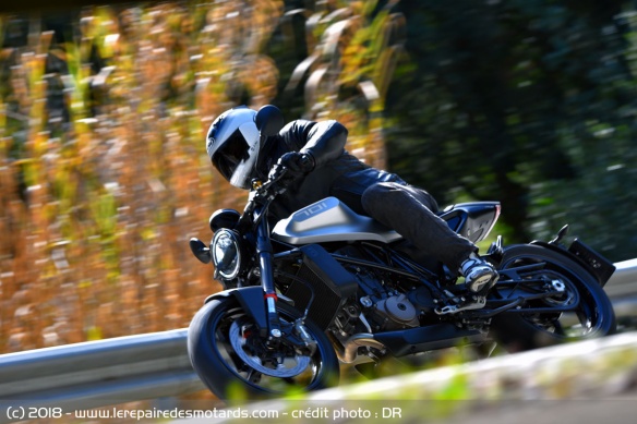 La Vitpilen 701 en courbe