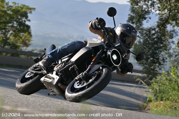 Les Michelin Road 6 assurent une excellente adhérence sur le mouillé