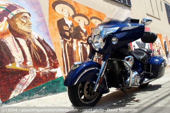 Indian Chieftain devant un mur peint avec un indien à San Francisco