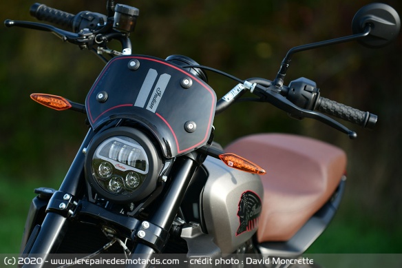 bulle rallye, selle marron, jantes à rayons avec liséré rouge