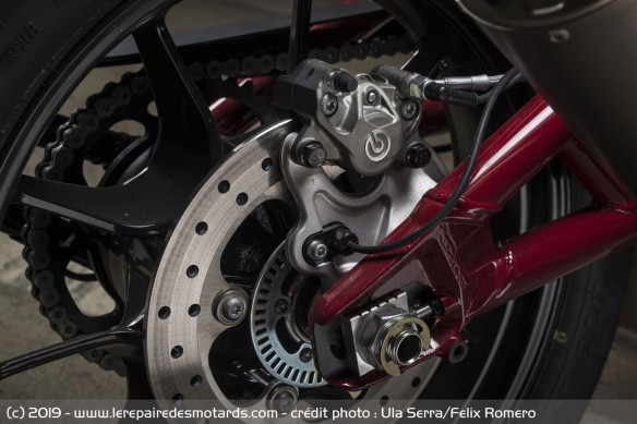 Le frein arrière de l'Indian FTR 1200 S Race Replica