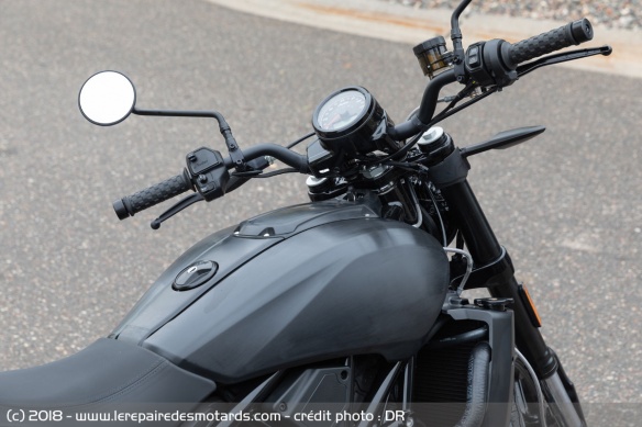 Le réservoir a été déplacé vers l'arrière de la moto