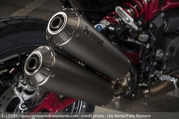 La version Race Replica est équipée d'une paire de silencieux Akrapovic