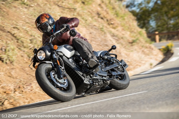 L'Indian Scout Bobber en courbe