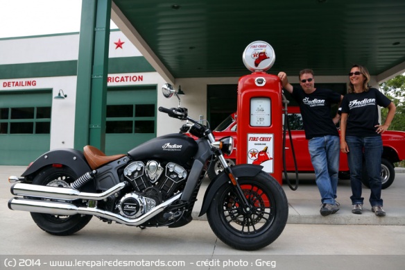 Consommation Indian Scout à la station-service
